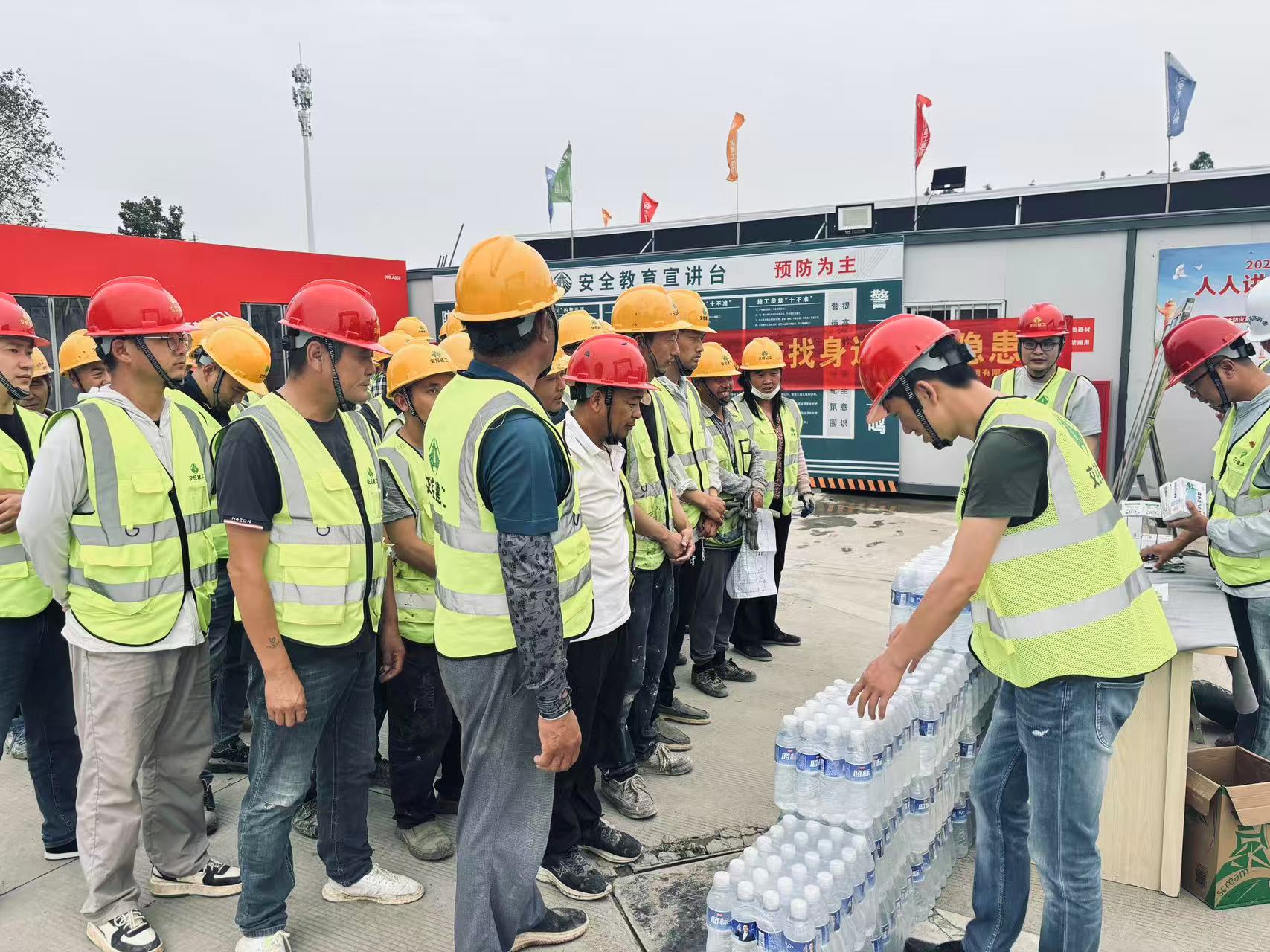 情系一線送清涼 關(guān)懷慰問暖人心丨交控建工集團(tuán)所屬項(xiàng)目開展“夏日送清涼”活動(dòng)